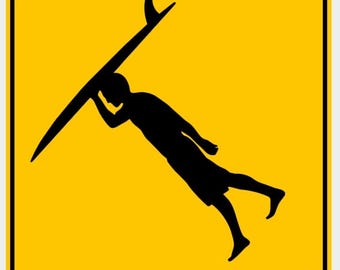 Puede incluir: Un letrero cuadrado amarillo con un borde negro presenta una silueta negra de una persona que lleva una tabla de surf. La persona está en ángulo diagonalmente a través del letrero. La tabla de surf es negra y el fondo es amarillo.