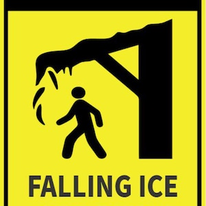 Può includere: Un cartello di avvertimento giallo e nero con la scritta "CAUTION" in alto. Il cartello avverte della caduta di ghiaccio e neve, con un'immagine di una persona che cammina sotto uno strapiombo ghiacciato. Il testo "FALLING ICE AND SNOW" è in basso.