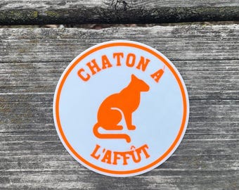 Französisches Schild „Chaton A L’Affut“ Lebendiges Weiß Mit Orangefarbenem Schriftzug Gut sichtbare Indoor Outdoor Mini Schilder Anpassbar
