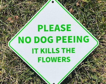 Por favor, no orine su perro, mata la flor. Letrero de "No orinar su perro" en blanco vibrante con letras verdes. Altamente visible. Para interiores y exteriores. Personalizable.