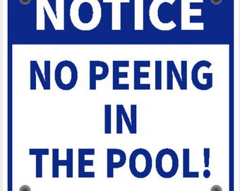 Letrero "Prohibido orinar en la piscina" en blanco brillante con letras azules. Mini letreros personalizables para interiores y exteriores.
