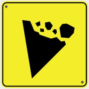 Può includere: Segnale stradale giallo con bordo nero e grafica nera raffigurante una frana. La grafica mostra un fianco della montagna con rocce che cadono. Il segnale ha due rivetti agli angoli.