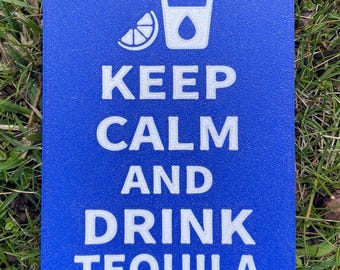 Halten Sie Ruhe und trinken Sie Tequila Zeichen Bar Dekor Schnaps Lustig lebhaftes Blau mit weißer Beschriftung Innen im Freien