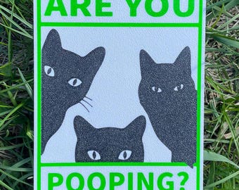 Letrero "¿Estás haciendo caca?", diseño de gato espiando, divertido para baño, blanco con letras verdes, muy visible para interiores y exteriores.
