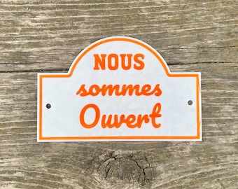 "Französisches Schild ""Nous Sommes Ouvert"" lebendiges Weiß mit orangefarbener Beschriftung Gut sichtbare Indoor Outdoor Mini Schilder anpassbar