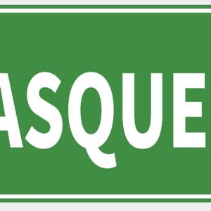 Pode incluir: Um conjunto de três canecas de cerâmica com acabamento manchado e fosco. As canecas são em tons de creme, cinza claro e cinza escuro. Cada caneca tem um design simples e minimalista e uma alça arredondada.