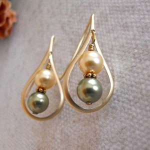 Green and Gold Drop Earrings, Dangle earrings, Green pearls, Gold earrings, Pearl earrings, wedding earrings, gift