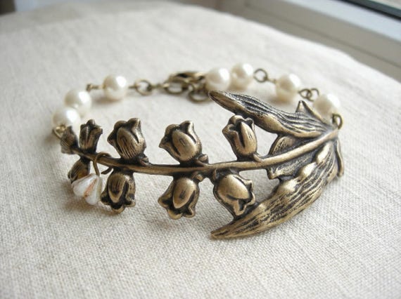 Vintage Brass Lily Bracelet – Ivory Pearl Floral Jewelry
