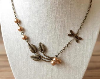 Collar de lazo de libélula, perlas doradas, rama de hoja, latón antiguo