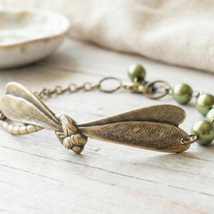 Vintage messing libelarmband, olivijnparelbedel