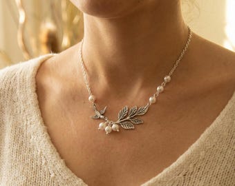 Collar de gorrión de plata con rama y perlas blancas