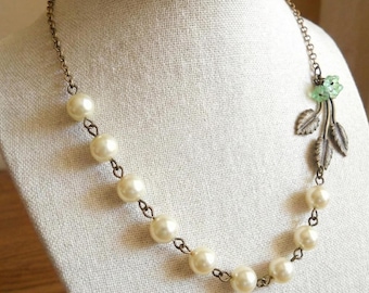 Collar llamativo de perla marfil, hojas de latón y flores verdes, cadena de 45 cm