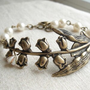 Pulsera vintage de lirios de latón – Joyería floral con perlas de marfil imagen 2