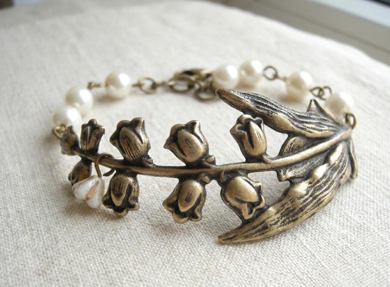 Pulsera vintage de lirios de latón – Joyería floral con perlas de marfil imagen 2