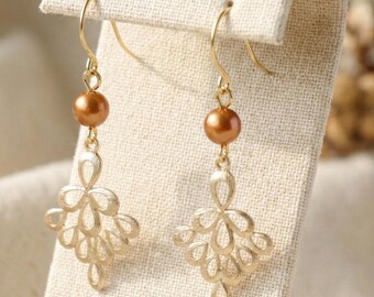 Pendientes colgantes de plumas de pavo real bañados en oro y perla de cobre.