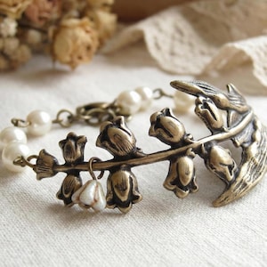 Pulsera vintage de lirios de latón – Joyería floral con perlas de marfil imagen 4