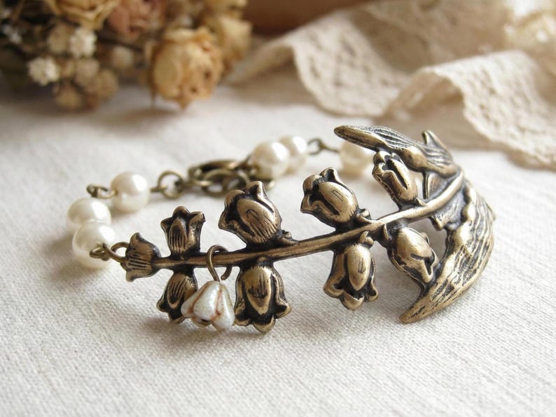 Pulsera vintage de lirios de latón – Joyería floral con perlas de marfil imagen 4