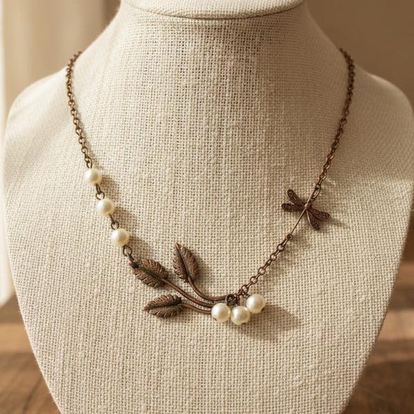 Libeltakketting, antiek messing, ivoren parels, natuursieraden