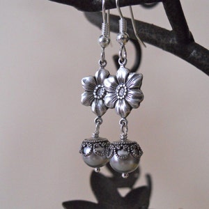 Boucles d&#39;oreilles pendantes fleur - Perles grises, fleur argentée, créoles en argent, boucles d&#39;oreilles de mariage, livraison gratuite, cadeau, bijoux de mariée