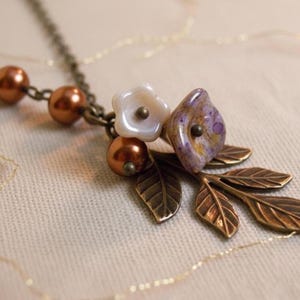 Collana vintage in foglia di ottone, perle di rame, Nouveau Floral