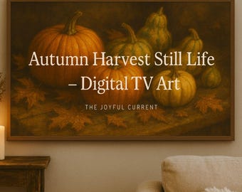 Peut inclure: Une impression d'art numérique pour téléviseur encadrée représentant une nature morte de la récolte d'automne. L'œuvre présente des citrouilles et des courges orange, jaunes et vertes, avec des feuilles mortes. Le texte indique "Autumn Harvest Still Life - Digital TV Art".