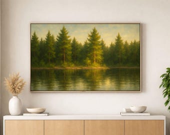 Peut inclure: Une peinture de paysage encadrée représente une scène de lac sereine. Des arbres verts luxuriants bordent le bord de l'eau, se reflétant dans l'eau calme. L'œuvre est exposée au-dessus d'un meuble en bois, avec des objets décoratifs.