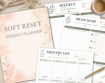 Peut inclure: Plusieurs planificateurs et listes hebdomadaires imprimés. Le "Soft Reset Weekly Planner" est visible, ainsi qu'un "Weekly Overview", "Brain Dump" et "Grocery List". Les pages ont une palette de couleurs douces et neutres avec des accents botaniques et un stylo doré.