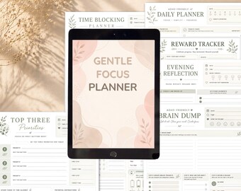 Peut inclure: Un planificateur numérique affichant "GENTLE FOCUS PLANNER" sur son écran, entouré de pages de planificateur imprimées. Ces pages incluent des titres tels que "TIME BLOCKING PLANNER" et "TOP THREE Priorities". Le design présente une palette de couleurs douces avec des tons beiges et roses.