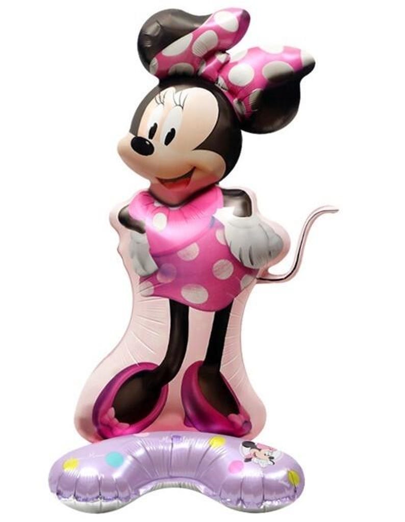 Op de afbeelding: Een Minnie Mouse-vormige ballon in een staande pose. De ballon heeft een roze jurk met witte stippen, een bijpassende strik en schoenen. De basis is lichtpaars met kleurrijke stippen en een Minnie Mouse-afbeelding.