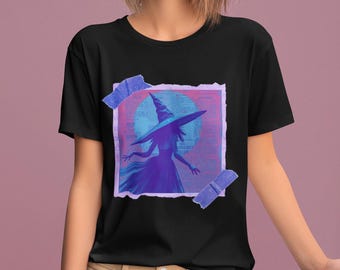 Camiseta gráfica para mujer con estampado DTG de bruja neón, página de álbum de recortes de periódico, temporada espeluznante