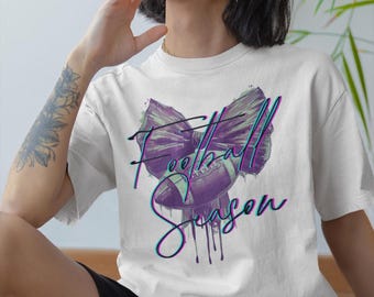 T-shirt grafica da donna stampata DTG con fiocco da football sbiadito e gocciolante, stagione calcistica