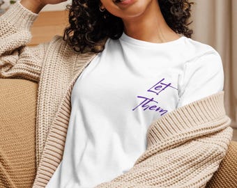 Fuente bordada en la parte delantera Let Them, fondo de flores de acuarela desgastadas, estampado DTG en la parte posterior de la camisa, camiseta gráfica informal para mujer