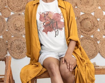 T-shirt grafica da donna con stampa DTG e pennellate di fiori sullo sfondo