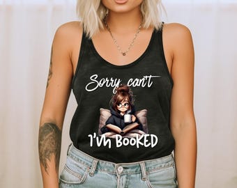 Lo siento, no puedo. Estoy reservada. Acuarela, ratón de biblioteca, chica con gafas, camiseta sin mangas informal de verano para mujer con estampado DTG.