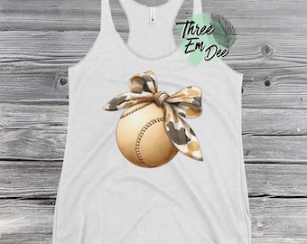Camiseta regata feminina com estampa DTG e desenho de beisebol e laço em aquarela