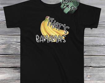 Op de afbeelding: Zwart T-shirt met een afbeelding van gele bananen en de tekst "That's Bananas".
