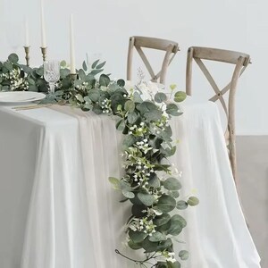 1PC Ghirlanda di eucalipto artificiale con fiori bianchi e bacche Verde Pianta finta Vite per casa, giardino, matrimonio e decorazione per feste
