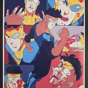 Op de afbeelding: Stripboek kunstafdruk met een superheld in een blauw en geel kostuum in actie. Het kunstwerk is een collage van panelen met actievolle scènes, bloedspetters en intense gezichtsuitdrukkingen. Het kleurenpalet omvat rood, blauw, geel en huidtinten.