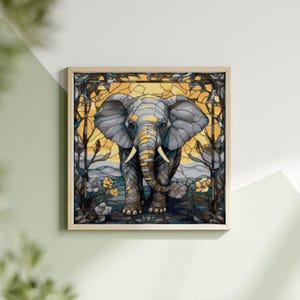 Könnte beinhalten: Ein Gemälde im Stil von Buntglas, das einen Elefanten in einer gelben, blauen und grünen Landschaft zeigt. Der Elefant geht mit erhobenem Rüssel auf den Betrachter zu.