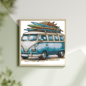 Könnte beinhalten: Ein blauer und weißer Vintage-Van mit Surfbrettern auf dem Dach. Der Van steht auf einem Sandstrand.