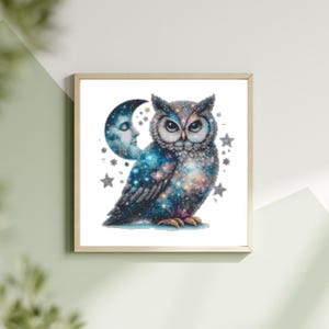 Op de afbeelding: Ingelijste illustratie van een uil met een kosmisch ontwerp. De uil heeft een blauw en paars melkwegpatroon, met een maan en sterren op de achtergrond. Het kunstwerk zit in een houten lijst.
