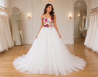 Vestido de novia con flores 3D, bordado a mano en tul.