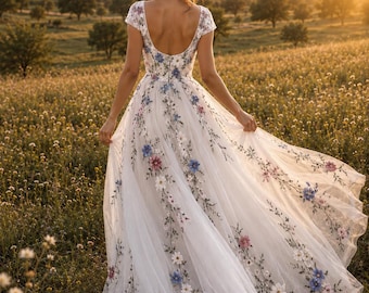 Boho trouwjurk met bloemenprint / A-lijn trouwjurk van tule / Trouwjurk met wilde bloemen / Boho bruidsjurk / Trouwjurk voor een tuinbruiloft / Cottagecore bruid