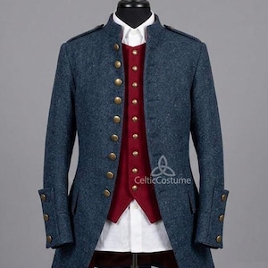 Puede incluir: Chaqueta de lana azul marino con botones dorados, chaleco rojo y camisa blanca con cuello. La chaqueta tiene cuello alto y puños abotonados. El conjunto se exhibe en un maniquí.