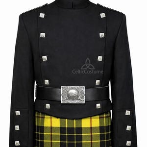 Pode incluir: Casaco de kilt preto com botões prateados e cinto a condizer com fivela decorativa. O casaco é combinado com um kilt xadrez amarelo e preto. O logótipo Celtic Costume é visível.