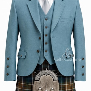Può includere: Un completo kilt scozzese azzurro, composto da giacca, gilet e kilt. La giacca e il gilet sono di un azzurro uniforme, con bottoni marroni. Il kilt presenta un motivo a quadri nei toni del marrone, verde e blu. Un sporran argentato pende dal kilt.