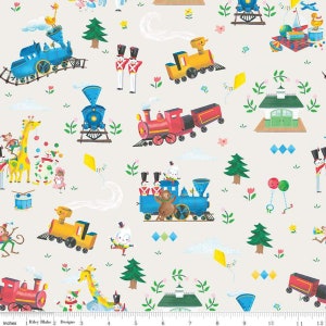 Könnte beinhalten: Ein weißer Stoff mit einem sich wiederholenden Muster aus bunten Spielzeugeisenbahnen, Spielzeugsoldaten, einer Giraffe, einem Clown, einem Drachen und einem kleinen Gebäude. Der Hintergrund ist hellgrau.