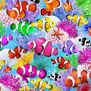 以下が含まれることがあります： オレンジ、ピンク、グリーン、ブルーの白ストライプの魚、ピンク、パープル、グリーンのイソギンチャク、赤いヒトデなど、カラフルな水中シーン。