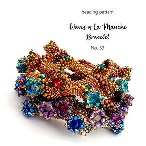 K&ouml;nnte beinhalten: Aufwendig gearbeitete Armb&auml;nder aus Perlen in Gold-, Braun-, Blau-, Lila- und Rott&ouml;nen. Die Armb&auml;nder sind mit kleinen Perlen verziert, mit dem Text "Waves of La Manche Bracelet" und "No. 33".