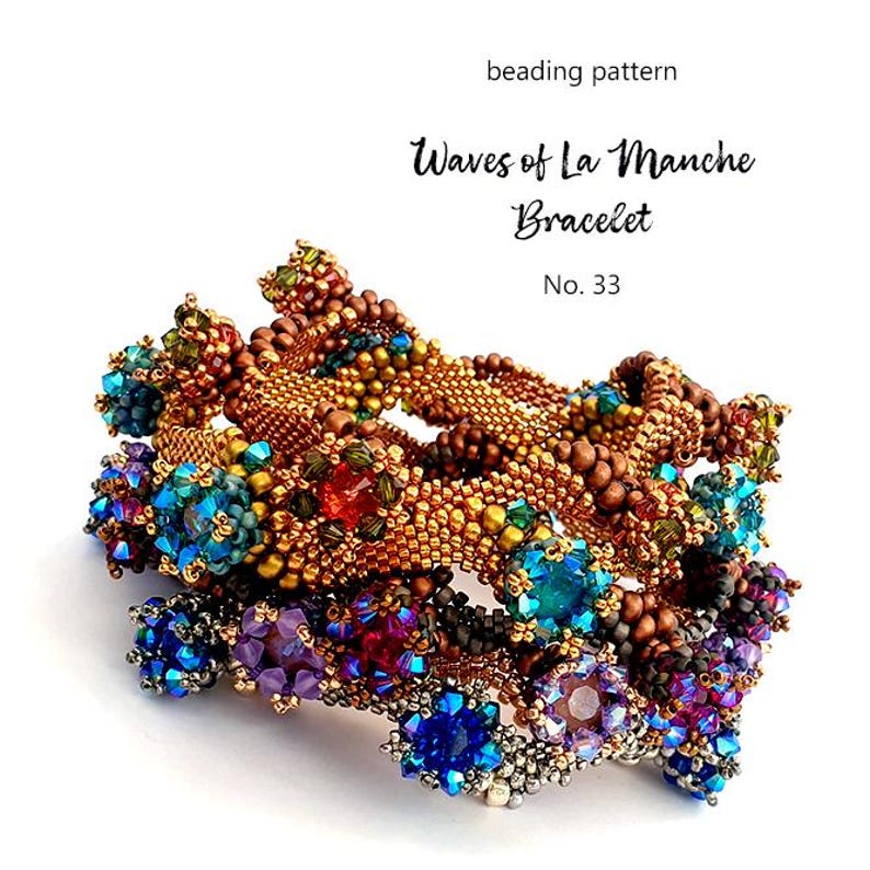 K&ouml;nnte beinhalten: Aufwendig gearbeitete Armb&auml;nder aus Perlen in Gold-, Braun-, Blau-, Lila- und Rott&ouml;nen. Die Armb&auml;nder sind mit kleinen Perlen verziert, mit dem Text "Waves of La Manche Bracelet" und "No. 33".